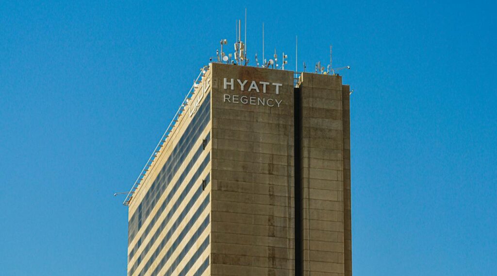 Foto de aboodi vesakaran: https://www.pexels.com/es-es/foto/la-torre-hyatt-regency-en-el-horizonte-moderno-de-dubai-31355488/