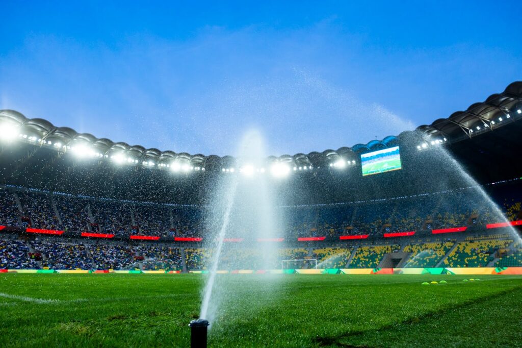 Foto de Eric MASENGESHO: https://www.pexels.com/es-es/foto/aspersores-que-riegan-el-campo-del-estadio-de-futbol-por-la-noche-33471345/