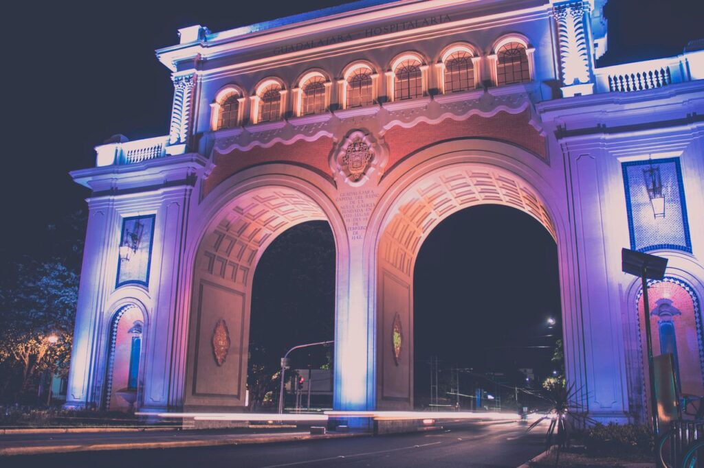 Foto de Homero Esparza Guillen: https://www.pexels.com/es-es/foto/arco-de-hormigon-marron-543252/