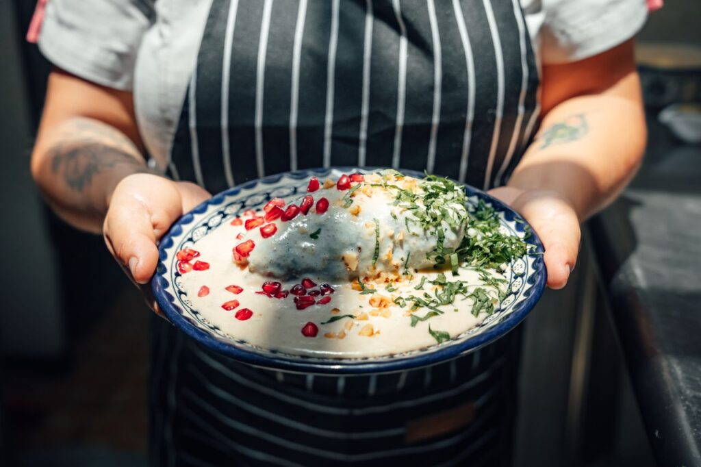 Foto de Miguel González: https://www.pexels.com/es-es/foto/mujer-sujetando-cocinero-cocinar-28153865/