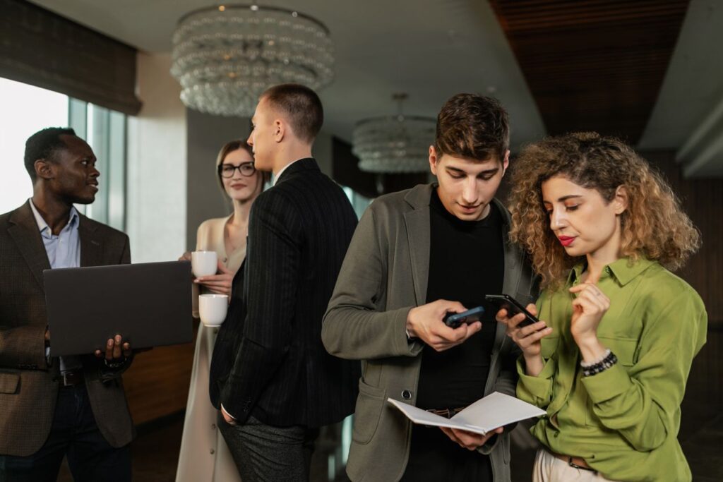 Foto de Alena Darmel: https://www.pexels.com/es-es/foto/gente-telefono-inteligente-oficina-hombres-8134081/