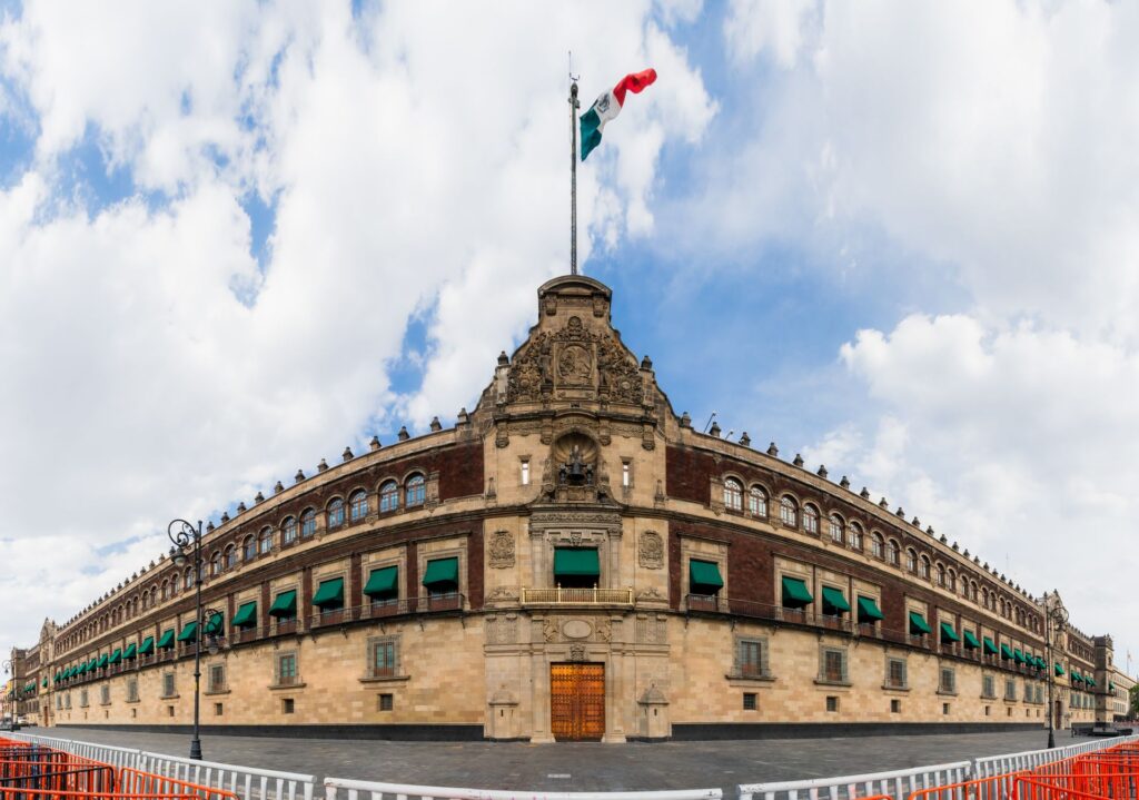 Foto de Julio Lopez: https://www.pexels.com/es-es/foto/punto-de-referencia-bandera-mexico-palacio-nacional-12894711/