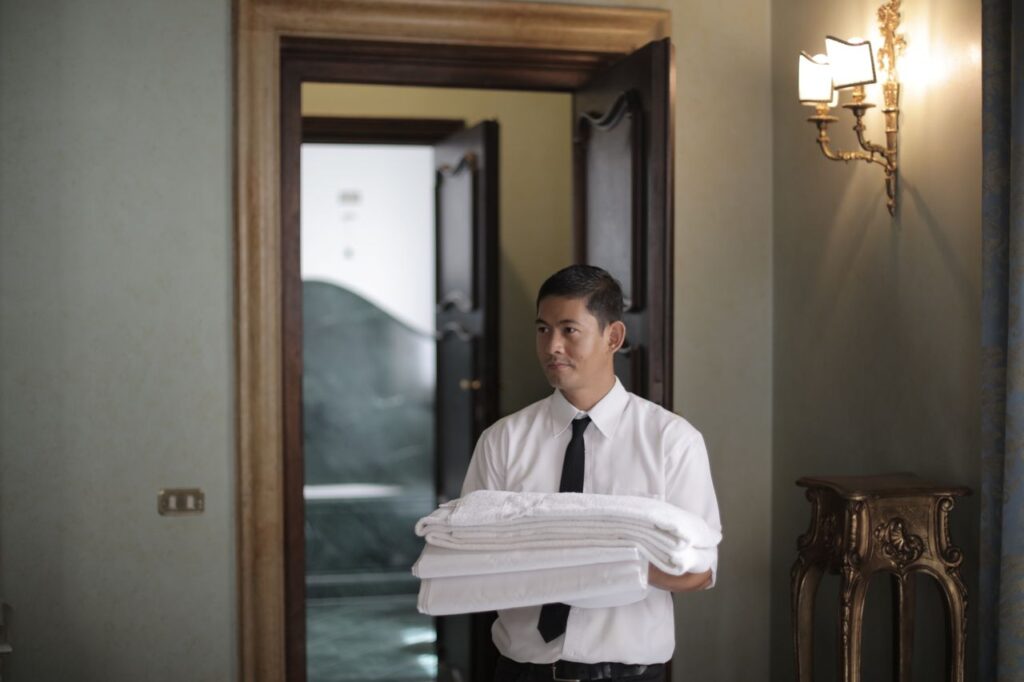 Foto de Andrea Piacquadio: https://www.pexels.com/es-es/foto/personal-del-hotel-con-ropa-de-cama-3770106/