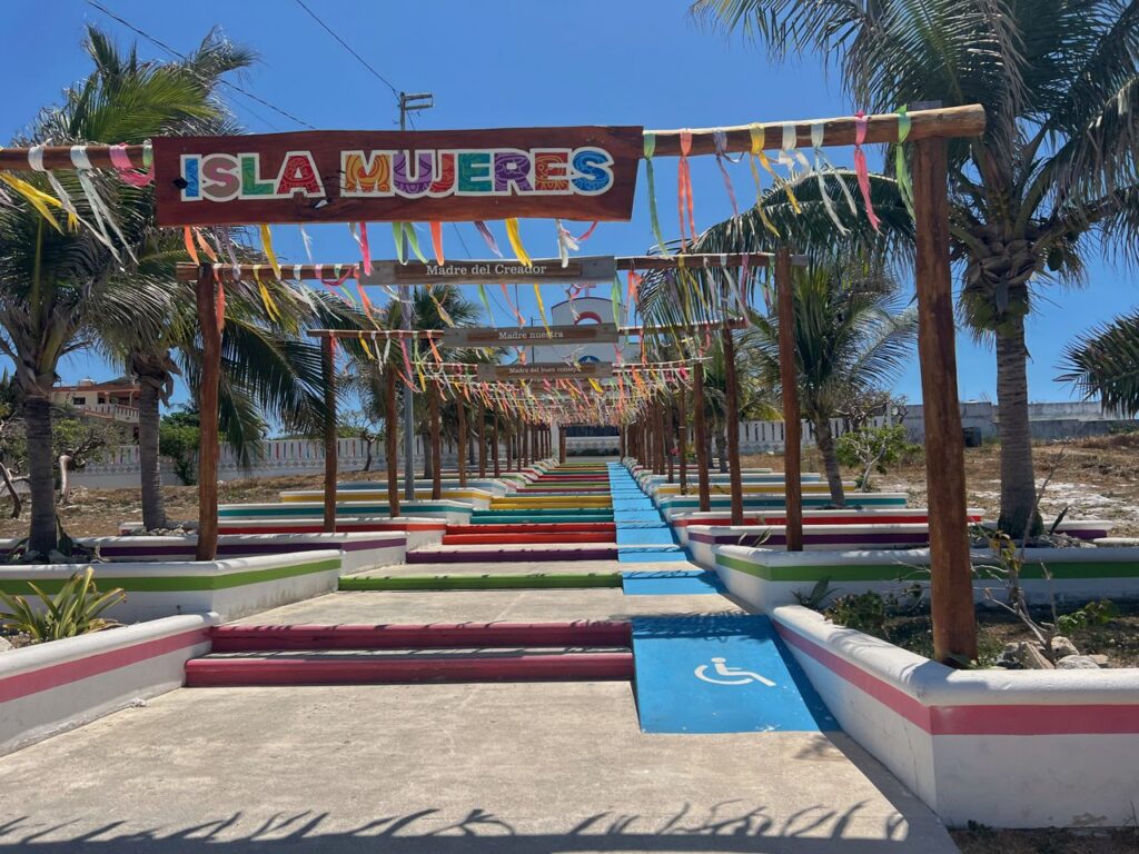 Foto de Teju: https://www.pexels.com/es-es/foto/entrada-vibrante-en-isla-mujeres-mexico-39603098/